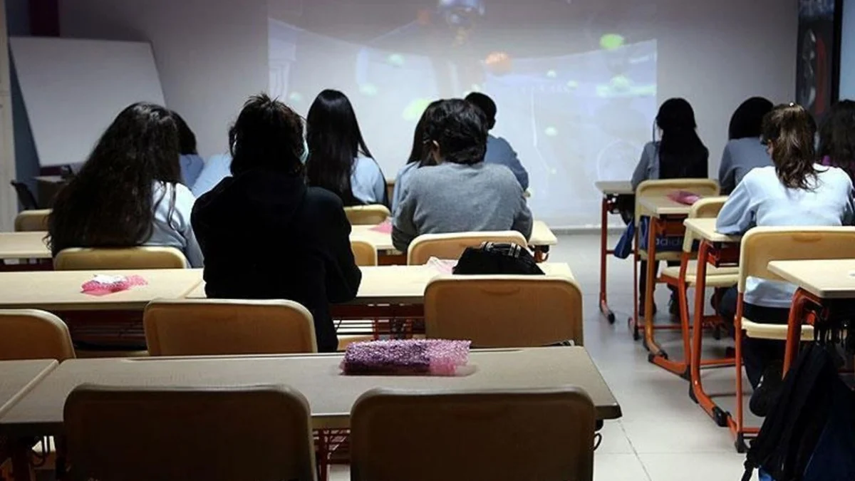 Gözler Valilikteydi: Okullar Pazartesi Değil Salı Günü Açılacak